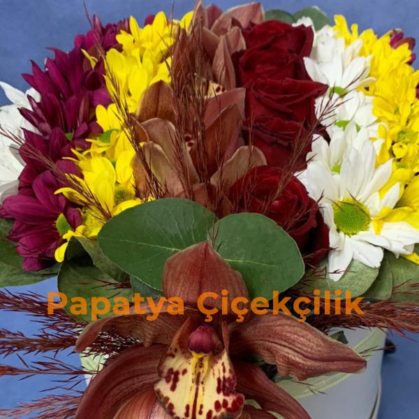  Erzurum Çiçek Gönder Beyaz Kutuda Renkli Kır Çiçekleri ve Güller 