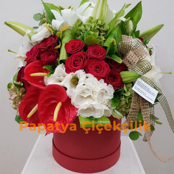 Erzurum Çiçekçi Kutuda Kırmızı Gül ve Mevsim Çiçekleri 